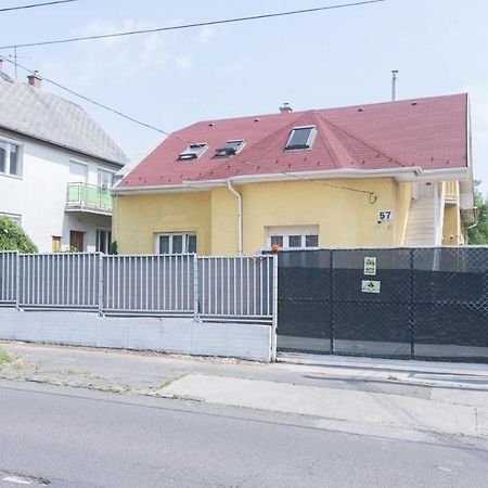 Hi-Bp Garden City Batsanyi Apartment 3 Rooms, Apartment Upstairs Near The City Train With Free Parking Budapest Eksteriør bilde