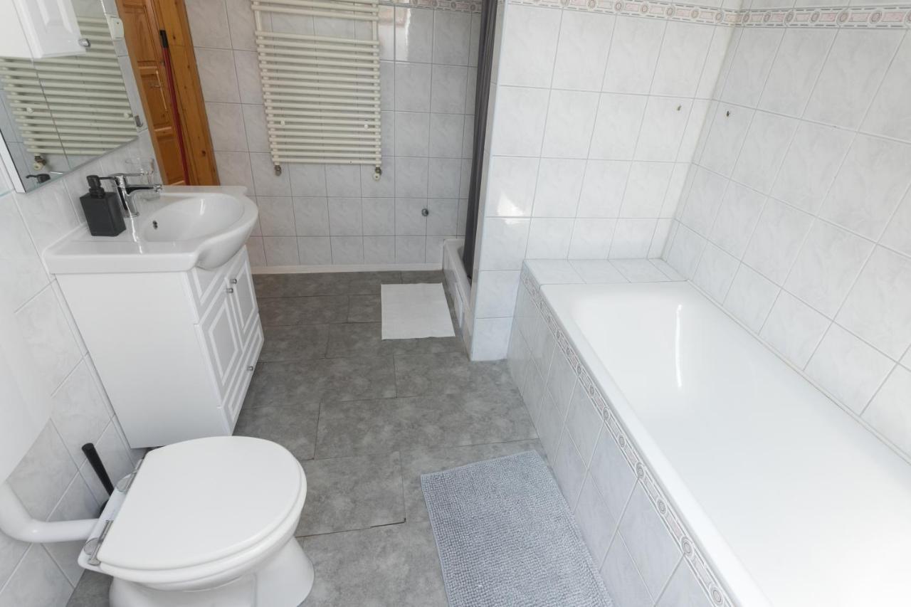 Hi-Bp Garden City Batsanyi Apartment 3 Rooms, Apartment Upstairs Near The City Train With Free Parking Budapest Eksteriør bilde